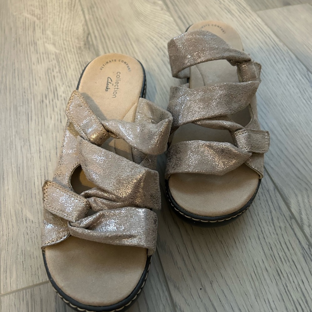 Clarks Shimmering Sandals in Metallic Beige
